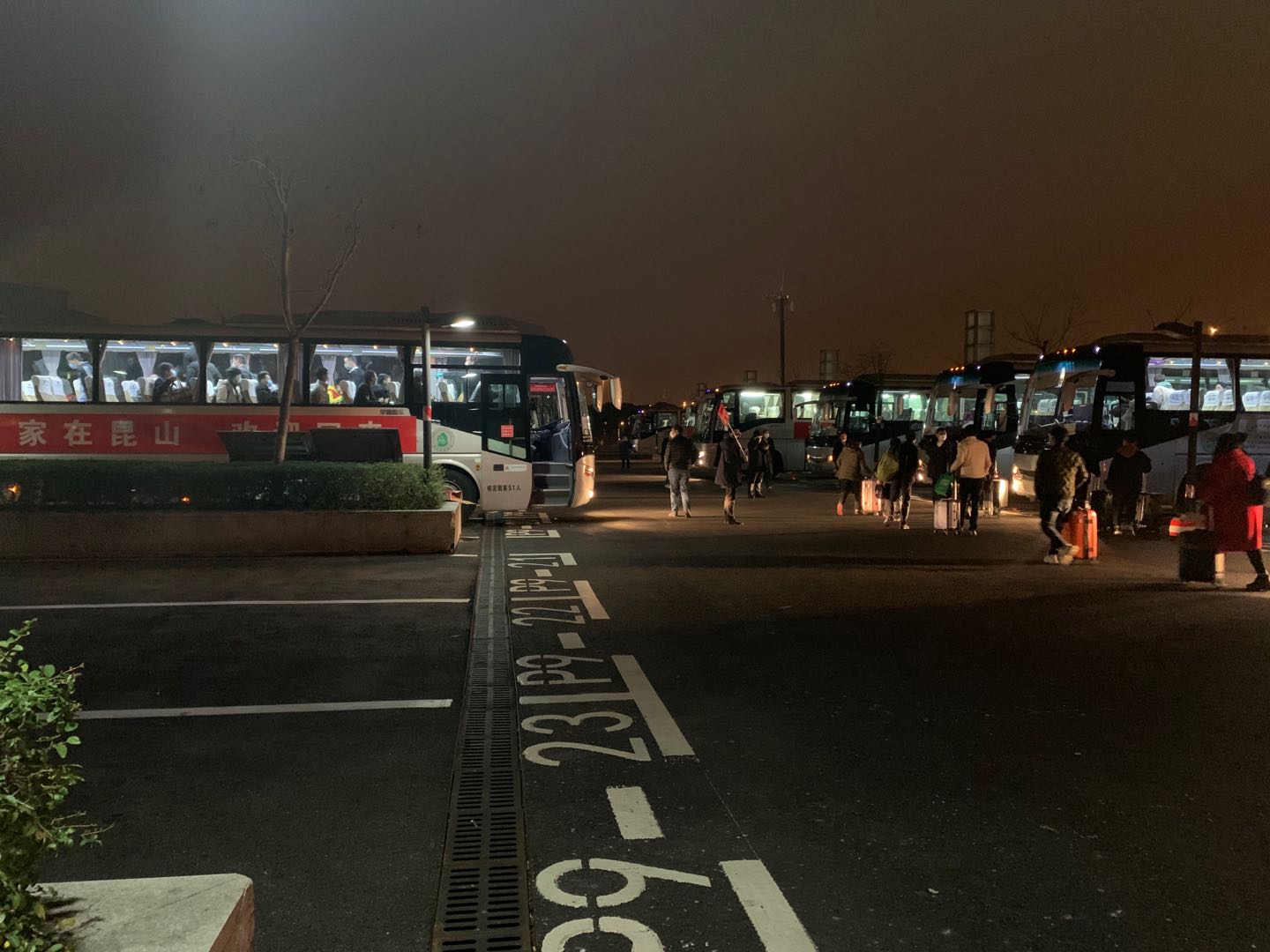 圖片-車船公司圓滿完成上海虹橋高鐵站至崑山夜間大型專線接送任務.jpg